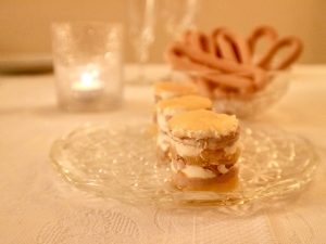 Milhojas de foie con manzana y queso crema