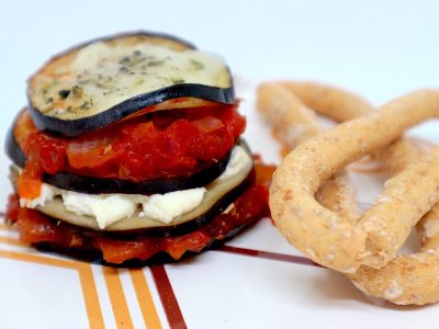 Milhojas de berenjena con pisto y queso de untar