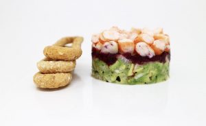 Timbal de langostinos con aguacate, cebolleta y col roja fermentada con manzana.