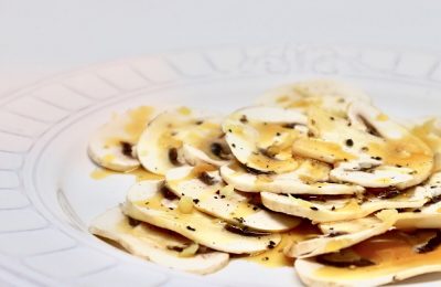 Carpaccio de champiñones con reducción de naranja