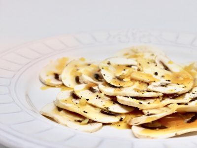 Carpaccio de champiñones con reducción de naranja